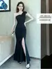 Vestido de Noche Negro de un Solo Hombro 2026 Estilo Nuevo Gama Alta Lujo Ligero Estilo Nicho Vestido de Cola de Pez con Abertura para Anfitriona
