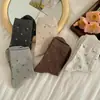 Los calcetines florales suaves de otoño tienen un sentido de atmósfera, los calcetines versátiles de media pantorrilla sin costuras retro geniales estilo Miu son dulces