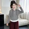 Conjunto Listrado para Meninas Patchwork Color Block Moletom Listrado Calça Cargo Peça Dupla Estilo Primavera/Outono 2026 Novo Estiloso