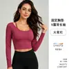 Nuevo estilo de top de yoga de manga larga antibacteriano con sensación de segunda piel, falso dos piezas con doble tirante, espalda abierta, copas fijas, ropa de fitness de cintura alta para mujer