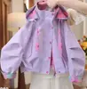 Jaqueta Infantil Primavera e Outono 2026 Novo Estilo Versão Coreana para Crianças Jaqueta com Capuz Top para Meninas Crianças Mais Velhas Roupa de Outono Corta-vento