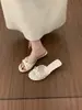 Primer Encuentro con las Suaves Sandalias Abiertas de Estilo Ballet para el Verano 2026, con un Lazo de Satén Francés y Tacón de Cuña