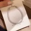 Pulseira com cravação de diamantes, lantejoulas, formato de gota d'água e vazada: uma peça de joia luxuosa e sofisticada, perfeita para adicionar um toque de elegância a qualquer look. Atacado disponível