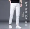 Jeans Blancos de Alta Gama Estilo Europeo a Prueba de Tres Elementos para Hombre, Corte Delgado, Elásticos, Pantalones Cónicos, Versión Forrada de Felpa Otoño e Invierno 2026, Cálidos