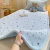 Cubrecama de tres piezas de doble cara de doble capa de gasa, terciopelo de leche, terciopelo de bebé, Clase A, protector de cama multifuncional para dormitorio de estudiante