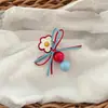 Grampo de Cabelo Flor com Laço de Cores Contrastantes Vermelho e Azul Estilo Coreano para Mulheres com Franja Lateral, Grampo Bico de Pato Doce para Cabelos Quebrados