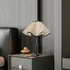 Lámpara de Mesa Retro Pétalo Simple Francesa Romántica Lámpara de Ambiente para Estudio Dormitorio Estilo Chino Celebridad de Internet Lámpara de Mesita de Noche