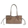 Bolso de hombro y tote para mujer estilo coreano, con pliegues y corte relajado en la axila, colección otoño 2026, con un diseño texturizado y único, de moda