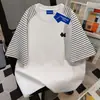 Nova Camiseta de Manga Curta com Estampa de Gato Fofo Design Americano para Mulheres, Verão Patchwork Listrado Versátil Top 100% Algodão