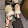 Zapatillas de Algodón Suave Antideslizantes para Mujer, Estilo Nuevo Otoño e Invierno 2025, Zapatos Gruesos de Algodón para Exteriores, que Aumentan la Altura, Calientes