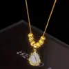 [Oro Real Chapado en Cobre] Collar de Acero Titanio Dorado Diseño Joker de Nicho para Niña Collar de Alto Grado Joyería Clásica