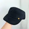 Gorra de estilo coreano de gamuza con copa plana para mujer, moderna y versátil para otoño e invierno, hace que la cara se vea más pequeña, gorra ecuestre de estilo vintage con botón
