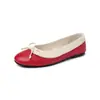 Sapatos confortáveis de sola macia, moda nicho de 0,6 cm, novo modelo outono 2026, sapatos de couro slip-on baixos de bico redondo
