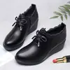 Sapatos femininos de corte profundo com sola macia, novo estilo outono 2026, salto anabela, sapatos para mães de meia-idade, sapatos femininos de couro, sapatos confortáveis para mulheres de meia-idade e idosas