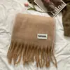 Venta de liquidación de bufandas con 40% de descuento en un puesto, bufandas largas y cortas de hilo de felpa tejido cálido para otoño e invierno en oferta
