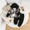 Traje con capucha de cuadros y retazos para niño de otoño, conjunto de dos piezas de ropa de trabajo con bolsillo para niño pequeño, ropa para niños al por mayor