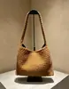 Nuevo bolso cubo tejido a mano para otoño e invierno, bolso de hombro cruzado informal para mujer, bolso tote de mano de alta gama con diseño madre-hija
