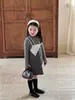 Otoño 2026 Nuevo Estilo Coreano Ropa Infantil Niñas Dulce Estilo Mori Vestido de Tirantes Bordado con Adorno de Encaje Triangular en la Correa