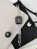 Adecuado para Apple iWatch Watch, Cadena Retráctil Estilo Chanel de Doble Fila Incrustada con Perlas y Diamantes, Accesorio Versátil de Correa para Reloj de Mujer de Verano