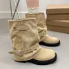 Botas de moto curtas, estilosas, com salto grosso e bico quadrado, design de cano largo e detalhes de fivela, apresentando pregas, um novo estilo de outono para mulheres em 2026