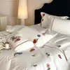 Juego de cuatro piezas de algodón de fibra larga de 60 hilos con bordado estilo INS, sábana bajera ultra suave de algodón puro, juego de tres piezas de dibujos animados para niños