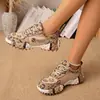 Zapatos de papá con estampado de leopardo y pedrería, suela de durián, para mujer, nuevo estilo callejero de moda 2026, de mezclilla, de caña alta, deportivos casuales 43