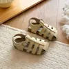Sandálias de Faixa de Cabelo Vazadas Estilo Coreano para Meninas Verão 2026 Novas Sapatos Esportivos de Praia com Sola Macia Sandálias com Strass para Bebês