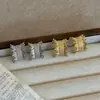 Pendientes Irregulares Simples Versátiles de Aguja Plateada en Forma de C Pendientes Pequeños Elegantes Simples para Ropa de Trabajo Diaria Pendientes de Nicho para Mujer