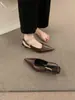 Sandálias fechadas de bico fino e salto baixo estilo retrô francês para mulheres, novo modelo de verão 2025, adequadas para o dia a dia e para sair à noite