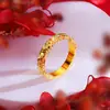 Anillo de Hielo Triturado Brillante de Tres Caras con Tono de Agitación del Libro Caperucita Roja Chapado en Color Oro K Anillo Estrecho de 4 mm