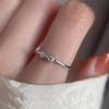 Anillo de diseño de nicho con combinación de colores avanzada para mujer, con circonita en forma de corazón, ajuste de apertura, ligero y lujoso, combinable con todo.