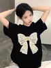 Camisa Bordada com Laço de Manga Curta para Mulheres Verão 2025 Novo Estilo Design de Nicho Top Soltinho de Meia-Manga Primavera