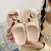 Super Versátil para FotosVerão Mais Vendido Fofo Estilo Manicure Vermelha Gato Borboleta Chinelos Fechados com Solas Grossas e Design Leve