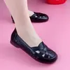 Sapatos Vazados de Novo Estilo 2026 para Mulheres, Novos Modelos de Verão e Outono para Mães de Meia-Idade e Idosas, Sandálias Slip-On Antiderrapantes de Solado Macio