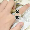Anillo Versátil de Cuatro Hojas de Diseño de Nicho Lujo Ligero para Mujer, Cobre Dorado Chapado No se Desvanece Anillo Abierto de Concha con Circonita Microincrustada