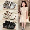 Zapatos de Cuero de Moda para Niñas Estilo Británico Retro 2026 Primavera/Otoño Nuevos Zapatos Individuales de Moda para Niños con Moño y Calados