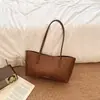Bolsa tote de alta gama y gran capacidad con un estilo sofisticado y casual, perfecta para el uso diario y para ir al trabajo.
