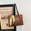 Bolsa Grande de Nicho Estilo Coreano para Mulheres Inverno 2025 Nova Bolsa de Ombro Simples Bolsa Tote para Estudante Universitário e Comutador