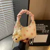 Venta al por mayor transfronteriza de bolsos plisados de lunares nuevos y elegantes, bolsos cruzados con cadena exquisitos para salir, bolsos tipo dumpling modernos para el trabajo