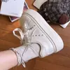 Tênis brancos de sola grossa, que aumentam a altura, cor branco leitoso, para mulheres, sapatos super populares da primavera e outono de 2026, sapatos femininos versáteis, tênis para estudantes, mocassins