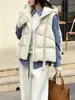 Colete de Penas com Capuz Feminino Curto 2026 Outono/Inverno Novo Design Sense Petite Estilo Coreano Jaqueta Colete Quente