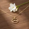 Collar con Silueta de Montaña Minimalista de Moda Electrochapado en Oro Real, Cadena para Clavícula de Lujo Ligero de Nicho de Gama Alta, Colgante Popular de Venta Transfronteriza