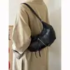 Estilo Retro Simple Bolsa Negra de Cuero Suave Croissant para Mujer Nueva Versátil Bolso de Hombro Único con Borla Bolso de Axila de Moda de Alta Gama