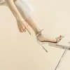 Sandalias Sexy de Tacón Aguja Plateadas Estilo Coreano 2026 Verano Nuevas Suela Gruesa Pedrería Temperamento Correa Única Tacones Altos Mujer