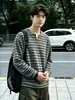 Camiseta a rayas de manga larga con cuello en V retro americana de moda para hombre Otoño/Invierno Versátil Capa base Casual Holgada Top Perezoso