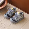 Otoño 2026 Nuevos Zapatos Infantiles Niños Suela Suave Cómodos Deportivos Casuales Estilo Coreano Moda Versátiles Niñas Zapatos de Entrenamiento Alemanes