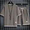 Dropshipping transfronterizo de trajes deportivos casuales de punto gofrado para hombre, al por mayor en stock, estilo Hong Kong holgado de dos piezas falsas con pantalones cortos de manga corta