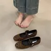 Mocassins brancos Pillow Crane com sola ultrassuave e bolinhas para mulheres, novo modelo primavera e outono 2026, sapatilhas Mary Jane planas com tira de fivela