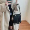 Bolsa Quadrada Pequena Retro Francesa com Franjas para o Dia a Dia Feminina Verão 2026 Nova Alta Aparência Superfície Macia Ombro Único Transversal Bolsa com Franjas