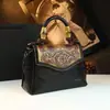 Bolso de Cuero Tallado para Mujer 2026 Nuevo Bolso de Mano Vintage Bolso de Cuero Genuino para Mujer Bolso de Hombro Único Cruzado de Moda y Elegante con Diseño de Estilo Chino